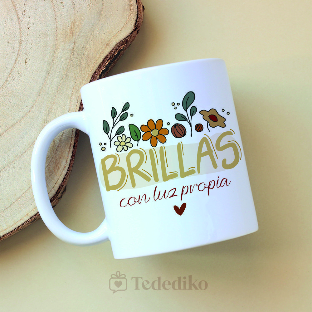 Taza de cerámica blanca con estampado a color "Brillas con luz própia" Diseño con flores.