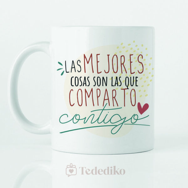Taza de cerámica blanca, con estampado a color que dice " Las mejores cosas son las que comparto contigo"