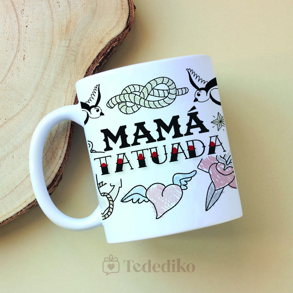 Taza cerámica blanca con estampado a color tipo old school con el texto " Mamá tatuada" Para regalar el día de la padre especialmente para madres tatuadas.
