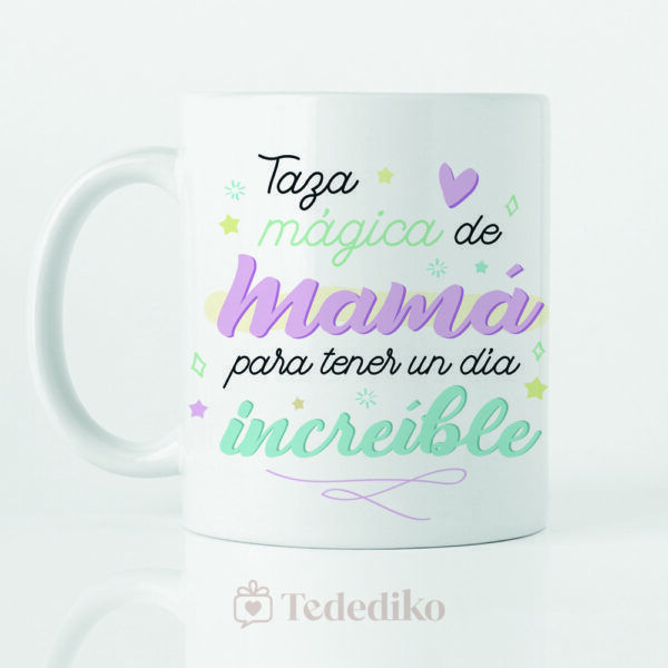 Taza de cerámica blanca con el diseño estampado que dice: Taza magica de mamá para tener un día increíble. Regalo especial para el día de la madre.