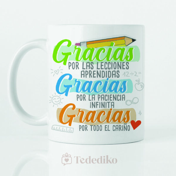 Taza de cerámica blanca con fondo blanco y diseño estampado de agradeciniento para profesores y profesoras en fin de curso.
