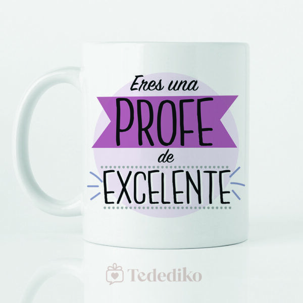 Taza blanca en fondo blanco con diseño estampado " Eres una profe de excelente" en tonos rosados y negro.