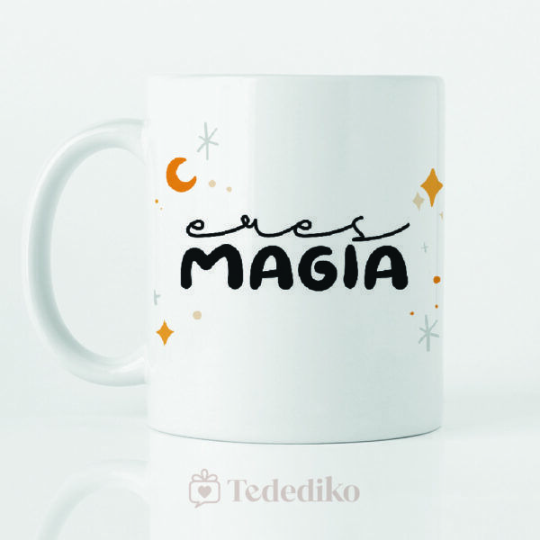 Foto de taza blanca en fondo blanco con diseño estampado de "eres magia"