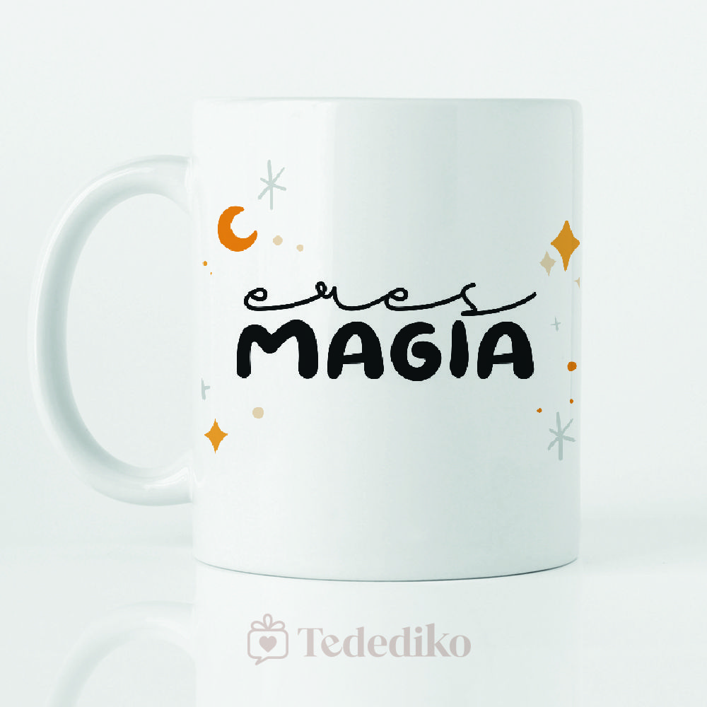 Foto de taza blanca en fondo blanco con diseño estampado de "eres magia"