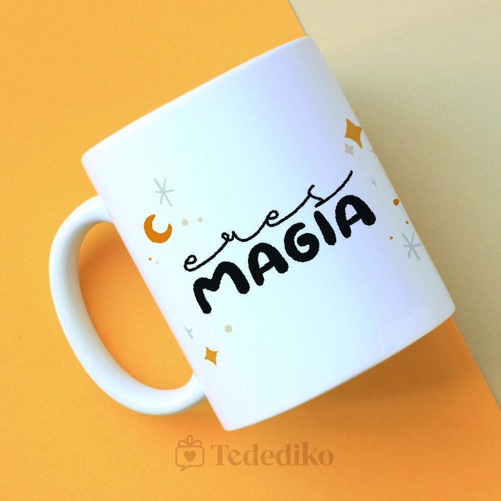 Foto de taza blanca en fondo blanco con diseño estampado de "eres magia"