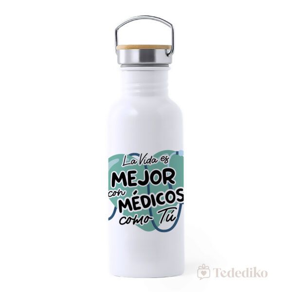 Botella de agua de color blanco con estampado de "La vida es mejor con médicos como tú" en color verde. Boquilla ancha con asa y detalle en bambú.